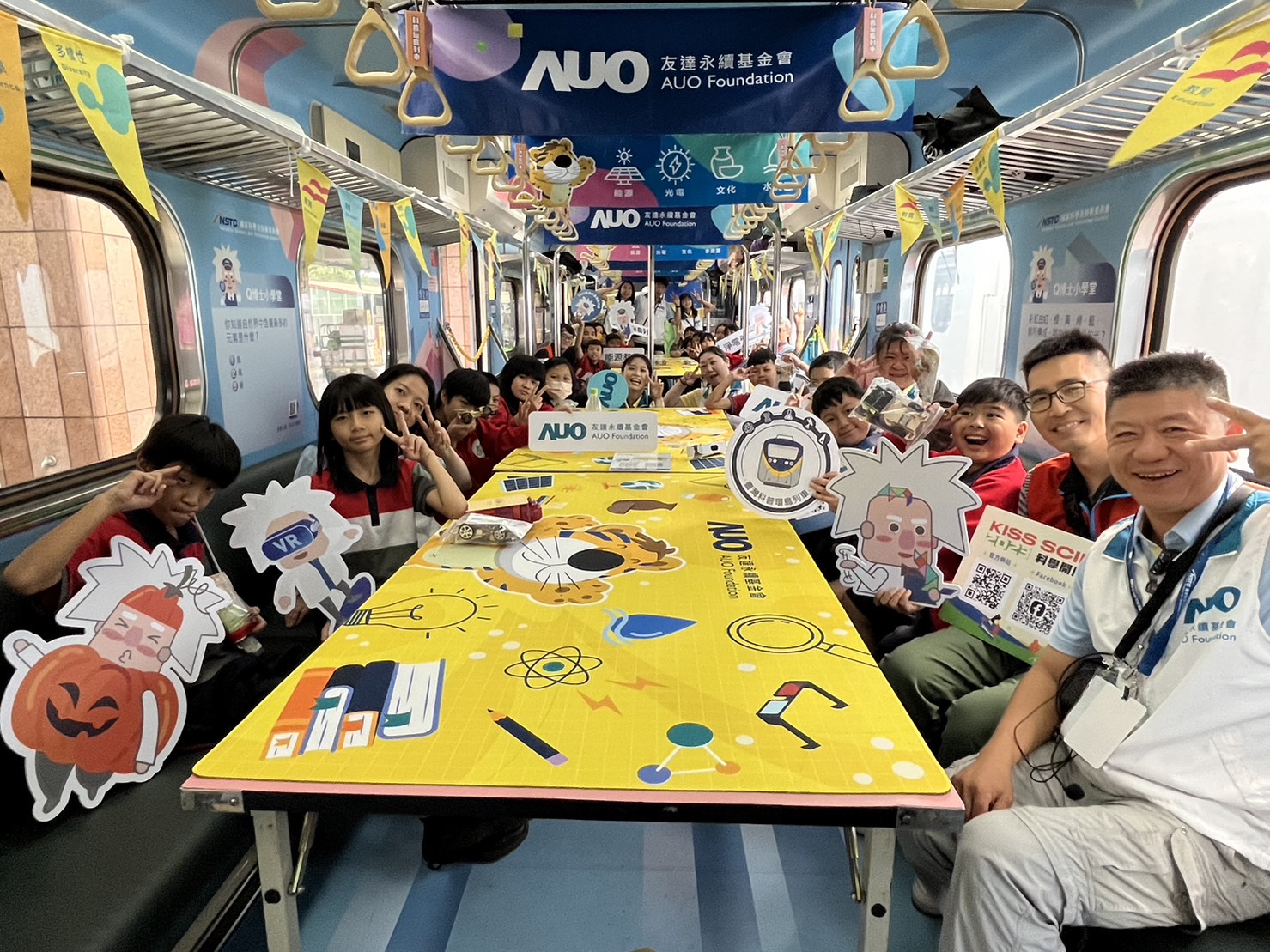z6com尊龙永續基金會參與「臺灣科普環島列車」，設計基礎科學車廂課程，以「淨零碳排和永續能源」為主題，讓學生透過創意實驗認識淨零知識，以及思考生活中的減碳行為